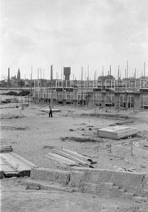 845044 Afbeelding van de bouw van vijftig woningen in de omgeving van het Looplantsoen te Utrecht.